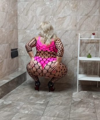 У меня все, чтобы сделать нашу встречу незабываемой. Ты можешь полностью расслабиться, отдавшись в мои нежные руки. Я умею создавать атмосферу настоящего удовольствия и релакса, забывая обо всем на свете. Мои услуги охватывают широкий спектр, от классического секса до стриптиза и массажа. У меня есть отличные отзывы, подтверждающие мой профессионализм и умение удовлетворять каждого клиента. Ты можешь посмотреть мои фото и убедиться в моей привлекательности. Жду тебя в Москве для неповторимого опыта наших встреч! 💋 15829, 44 года